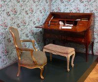 writing desk and chair